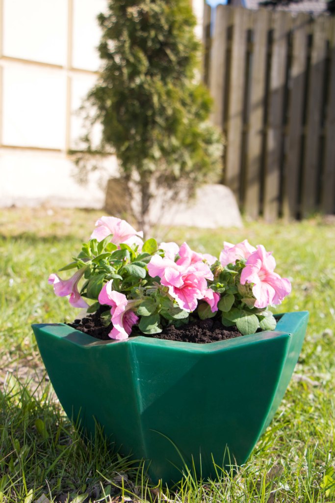 Вазон пластиковый. Собственное производство. Чистоград. Кашпо цветочное Лотос 350/450. Модель 2019