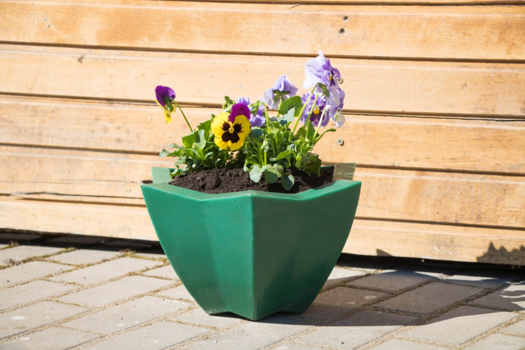 Вазон пластиковый. Собственное производство. Чистоград. Кашпо цветочное Лотос 350/450. Модель 2019