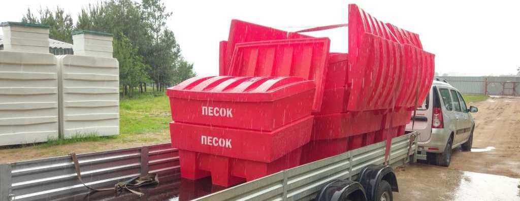 Пластиковые пожарные ящики отправляются на заводском автомобиле к клиенту - в Аэропорт Минск-2, а пластиковые погреба ожидают, когда будет выкопан котлован