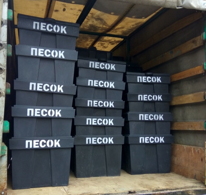 Пластиковые ящики для песка, соли и песчано-солевой смеси отправляются с завода коммунальщикам города Минска в Советский район